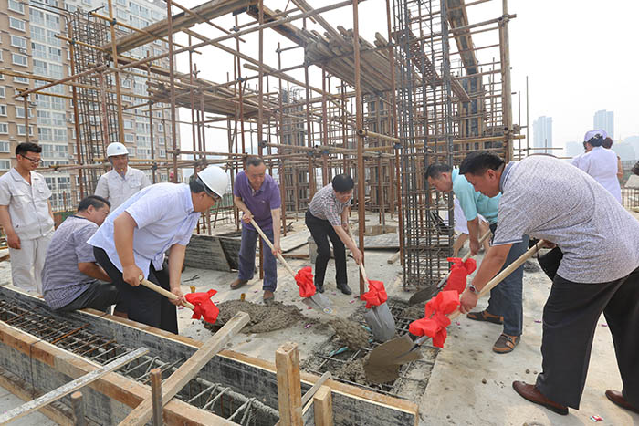 6月16日妇儿医院儿科临床大楼完成主体封顶
