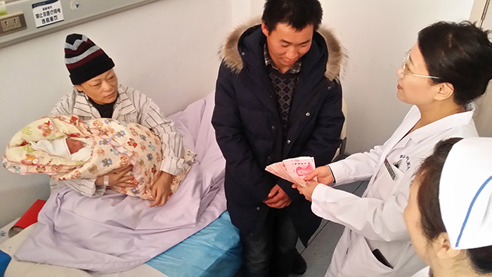 妇儿医院迎来高龄产妇 成功产下三胞胎男婴